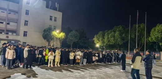 夜间逃生演练 筑牢安全防线——市体校开展夜间应急疏散演练